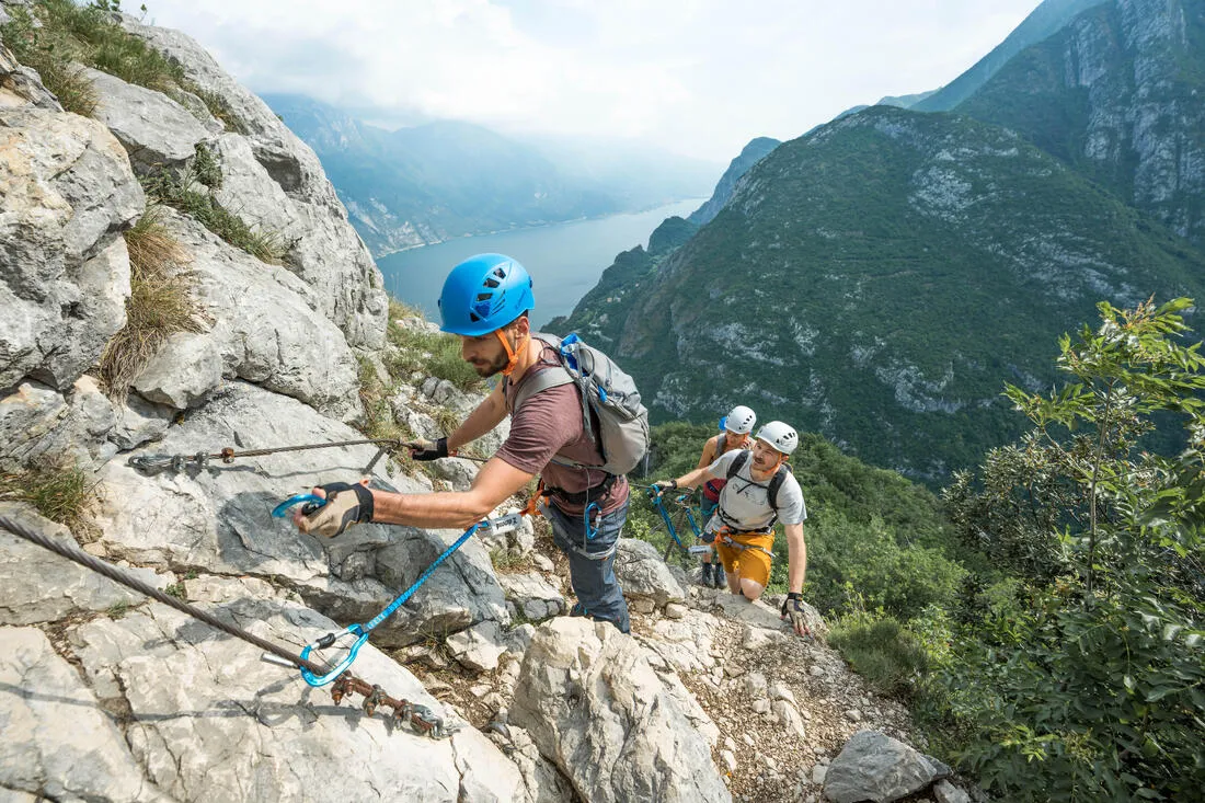 CLIMBING AND MOUNTAINEERING HELMET - ROCK